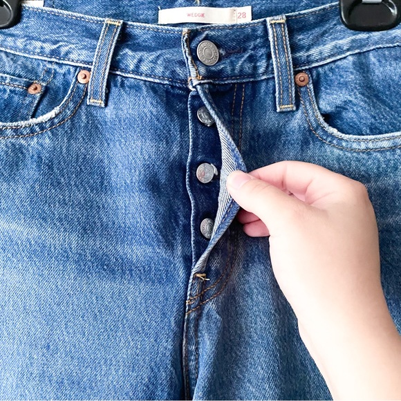 Levi's Vintage-Inspired Medium Wash Contemporary Wedgie Fit Ankle Jeans US 28 - Picture 4 of 10